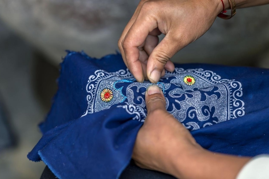 在貴州省黔西市新仁苗族鄉(xiāng)化屋村，村民在制作苗繡。新華社記者 范暉 攝