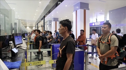 6月13日，乘坐中老鐵路國際旅客列車的旅客在磨憨邊檢大廳排隊(duì)候檢。李揚(yáng) 攝