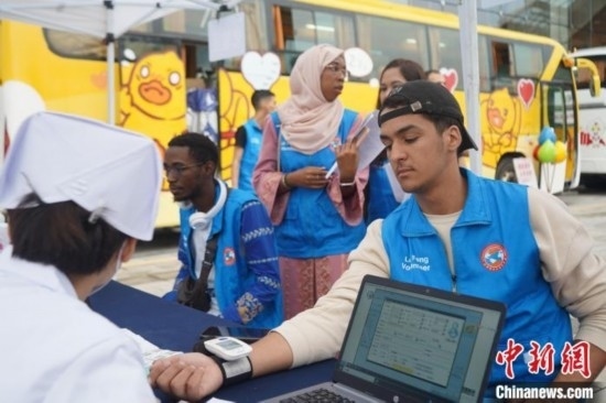 6月13日，在第20個世界獻(xiàn)血者日前夕，20名在贛留學(xué)生組團(tuán)前往血站獻(xiàn)血。吳迪 攝