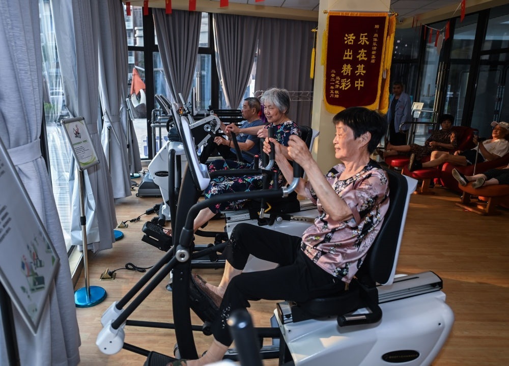 在浙江嘉興市南湖區(qū)新嘉街道電子社區(qū)鄰里中心的長者運(yùn)動(dòng)健康之家內(nèi)，老人們在進(jìn)行器械鍛煉（2023年6月14日攝）。新華社記者 徐昱 攝