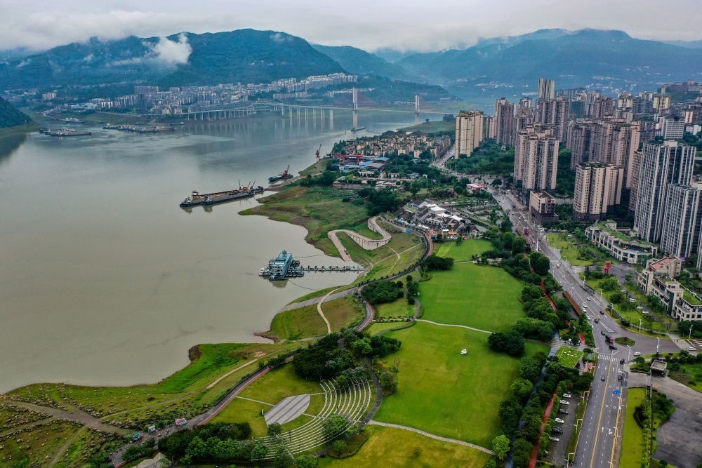 這是2023年6月7日拍攝的位于重慶市云陽縣的云陽城區(qū)環(huán)湖綠道（無人機(jī)照片）。當(dāng)?shù)貙⑸鷳B(tài)治理與生態(tài)修復(fù)結(jié)合起來，兼顧城市旅游和運(yùn)動(dòng)休閑等功能需要，打造環(huán)縣城兩江四岸33公里綠道。新華社記者 唐奕 攝