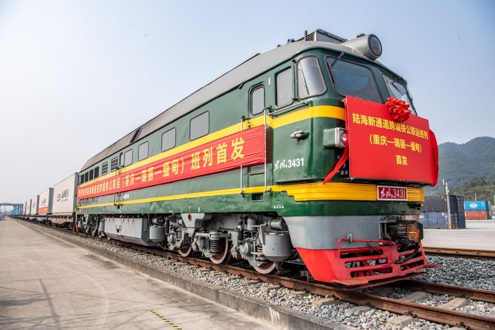 陸海新通道跨境鐵公聯(lián)運(yùn)班列（重慶—瑞麗—緬甸）首發(fā)班列在重慶江津小南埡鐵路物流中心等候發(fā)車（2023年4月3日攝）。新華社記者 唐奕 攝