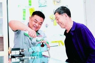 上流佳苑社區(qū)便民服務(wù)中心維修師傅李磊為社區(qū)居民提供服務(wù)。資料圖片