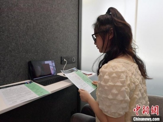 學(xué)生通過(guò)“云面試空間”進(jìn)行求職面試。劉棟 攝