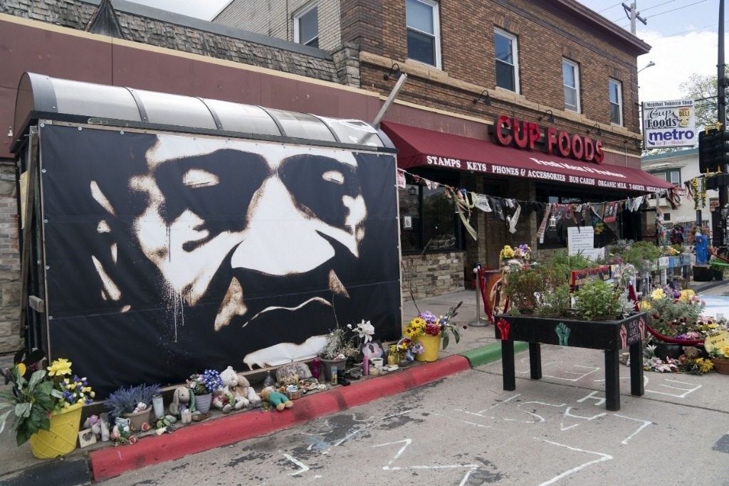 這是2022年5月22日在美國明尼蘇達(dá)州明尼阿波利斯市拍攝的弗洛伊德廣場。新華社記者劉杰攝