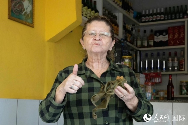 圣瑪塔社區(qū)居民品嘗粽子。王天聰攝