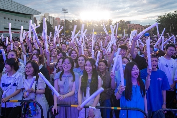 場(chǎng)下觀眾十分熱情。人民網(wǎng)記者 翁奇羽攝