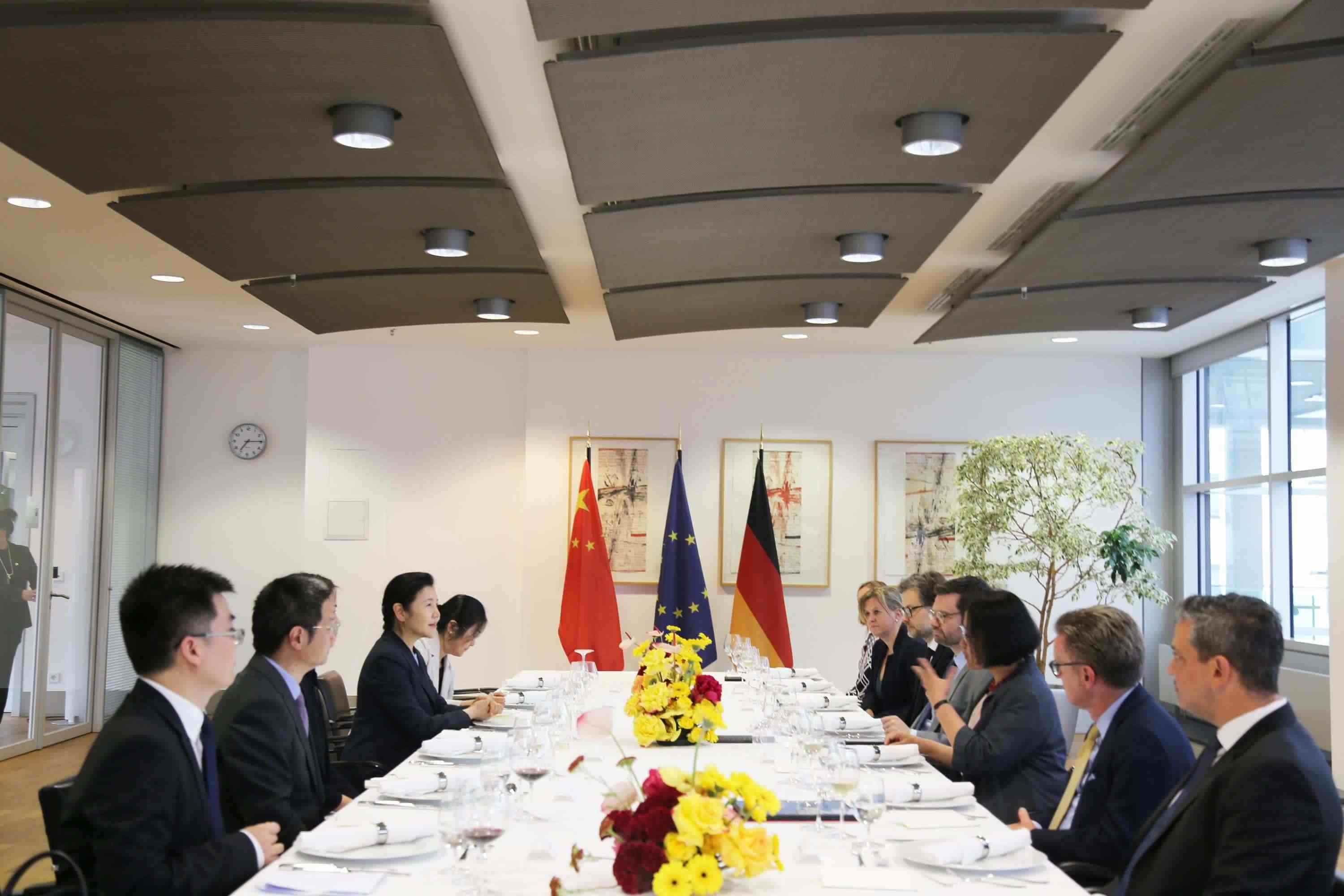 司法部長賀榮與德國聯(lián)邦司法部長布施曼舉行會談。