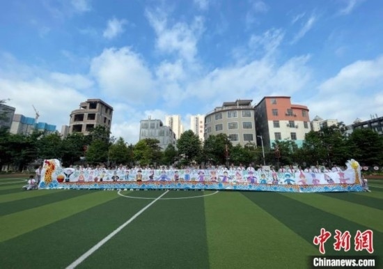 圖為學(xué)生們展示剛完成的長(zhǎng)卷。 興業(yè)縣融媒體中心供圖