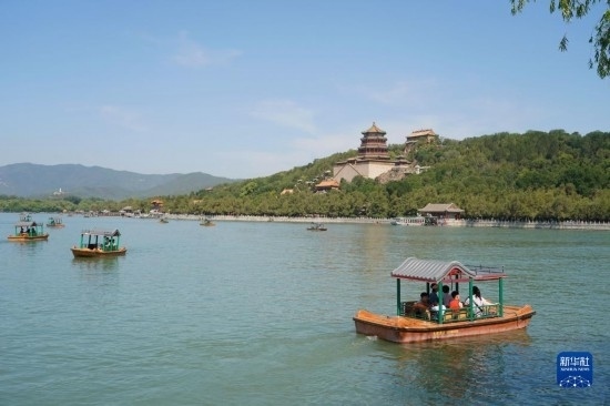 6月22日，游人在北京頤和園乘坐游船。新華社記者 任超 攝