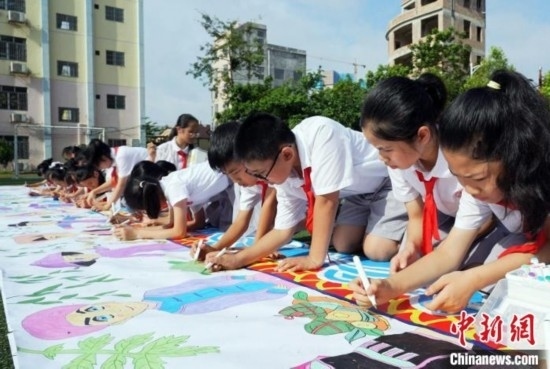 圖為學(xué)生們用手中畫筆在進(jìn)行創(chuàng)作。 興業(yè)縣融媒體中心供圖