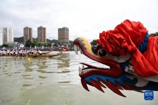 6月23日，在貴州省黔東南苗族侗族自治州施秉縣舉行的獨(dú)木龍舟節(jié)上，獨(dú)木龍舟進(jìn)行比賽。