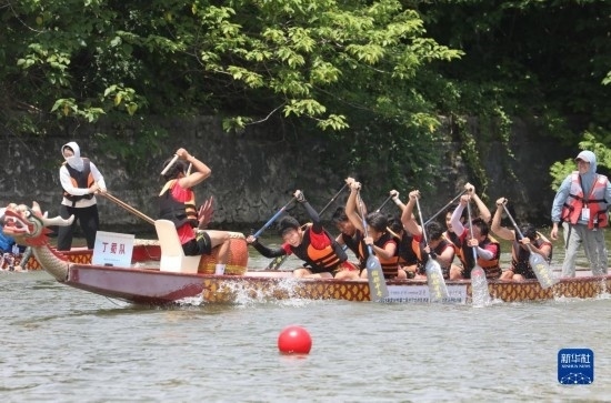 6月23日，在江蘇省宜興市舉行的龍舟競(jìng)渡賽中，參賽選手們奮力拼搏。