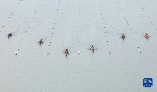 6月23日，在江蘇省泰州市水上運(yùn)動(dòng)訓(xùn)練基地，人們參加龍舟比賽（無(wú)人機(jī)照片）。