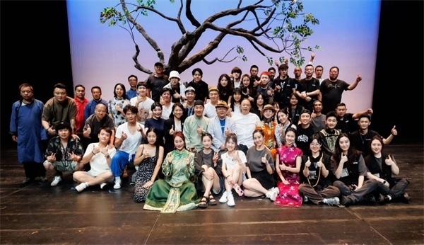 《斷金》百場(chǎng)演職人員合影。龍馬社供圖