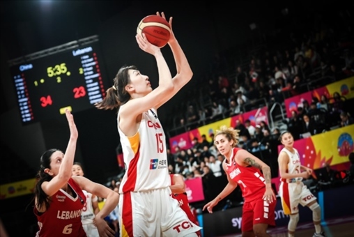 中國(guó)女籃隊(duì)員韓旭籃下進(jìn)攻。圖片來源：國(guó)際籃聯(lián)