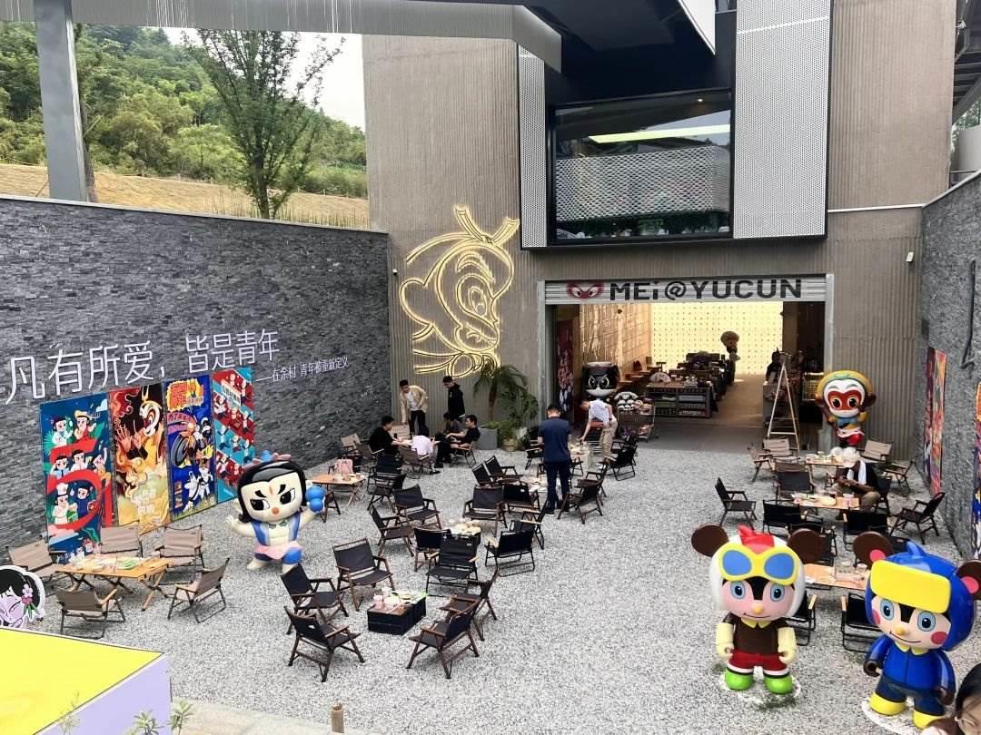 在浙江省湖州市安吉縣天荒坪鎮(zhèn)余村拍攝的國(guó)漫主題咖啡店。銳聆 攝