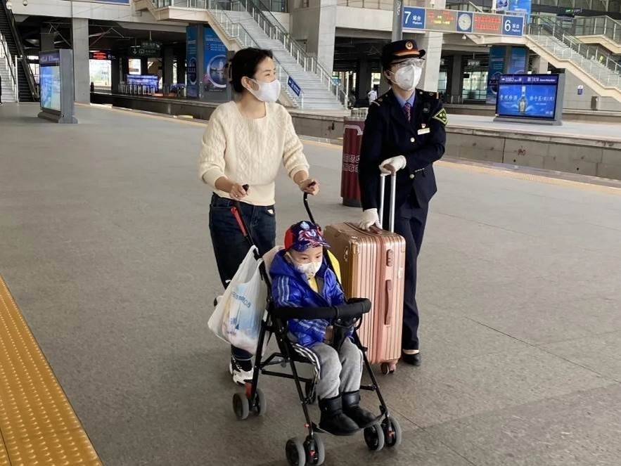 鄭海珠在站臺(tái)上引導(dǎo)旅客乘車。南昌鐵路供圖