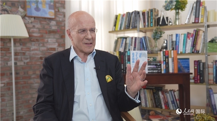 西蒙·溫切斯特接受人民網(wǎng)采訪。人民網(wǎng)記者 劉寧攝