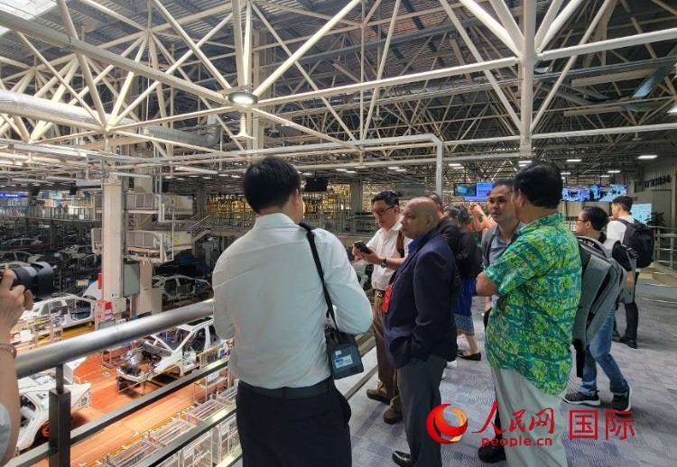 外媒記者在廣汽埃安車(chē)間參觀。人民網(wǎng) 寧玉瑛攝