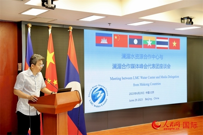 由瀾湄六國有關(guān)部門及主流媒體等組成的采訪團與中方代表在瀾湄水資源合作中心舉行座談會。水利部國際合作與科技司副司長、一級巡視員、瀾湄水資源合作聯(lián)合工作組中方組長李戈發(fā)表講話。（人民網(wǎng) 李世奇攝）