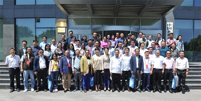 由瀾湄六國有關(guān)部門及主流媒體等組成的采訪團與中方代表在瀾湄水資源合作中心門口合影。（瀾湄水資源合作中心供圖）