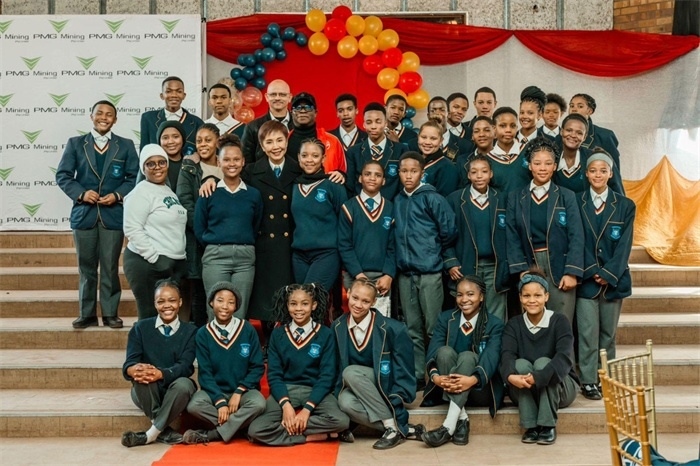 Blinkklip高中的學生們。（圖片來源：廣西大錳南非PMG礦業(yè)有限公司）