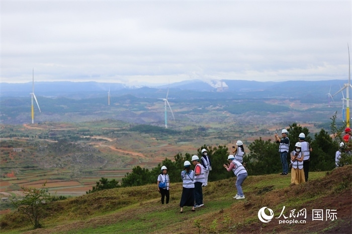 瀾湄記者團(tuán)在富源西風(fēng)電基地拍照“打卡”。（人民網(wǎng) 李發(fā)興攝）