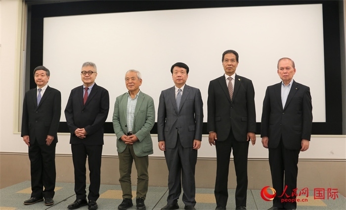 主辦方與嘉賓合影。（人民網(wǎng) 許可攝）