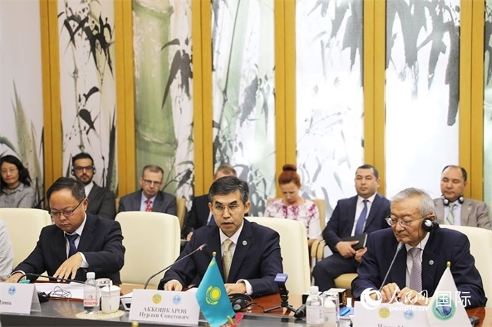 哈薩克斯坦常駐上合組織秘書(shū)處代表努爾蘭·阿科什卡羅夫介紹哈薩克斯坦接任輪值主席國(guó)后的優(yōu)先工作。人民網(wǎng) 俄布拉依攝