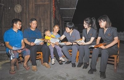 “法治屋場會”上，法院黨員志愿服務(wù)隊(duì)在給種植戶普及法律知識。