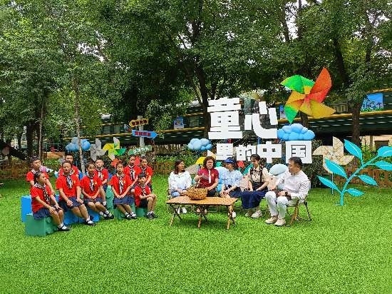 文縣東壩童聲合唱團(tuán)的孩子們在央視大風(fēng)車基地錄制節(jié)目。