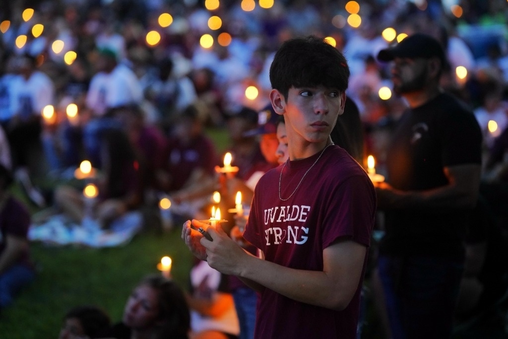 5月24日，在美國得克薩斯州小城尤瓦爾迪，人們參加守夜儀式悼念校園槍擊遇害者。當(dāng)日是美國尤瓦爾迪大規(guī)模校園槍擊事件一周年。新華社記者吳曉凌攝