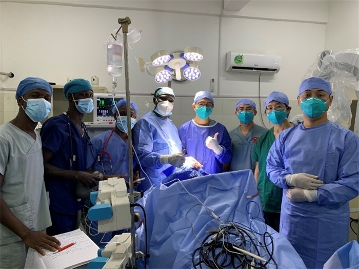 腦膿腫手術(shù)成功，全體參與手術(shù)的醫(yī)務(wù)工作者合影留念。中國第二十九批援幾內(nèi)亞醫(yī)療隊(duì)供圖
