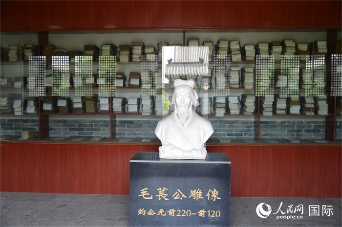 河間詩經(jīng)齋毛萇雕像。雕像后書櫥中陳列的是歷代各版本《詩經(jīng)》及譯本。 人民網(wǎng) 趙昭攝