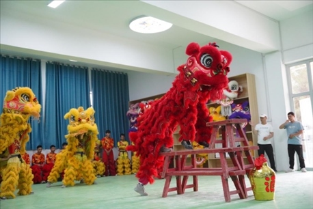 開課儀式現(xiàn)場(chǎng)，疏附縣第一中學(xué)舞獅隊(duì)的醒獅表演。