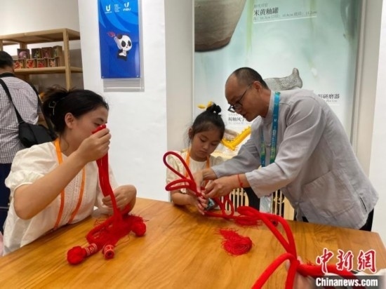 市民體驗(yàn)制作吉祥如意結(jié)。祝歡 攝