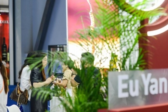 RCEP成員國(guó)企業(yè)亮相第三屆消博會(huì)。2023年4月12日，參觀者在新加坡企業(yè)余仁生的展臺(tái)了解產(chǎn)品。新華社記者王澤聰攝