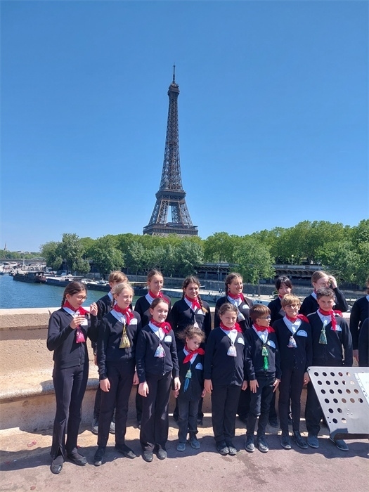 2.2023年5月，巴黎寶麗聲童聲合唱團(tuán)錄制歌曲《如果我去中國(guó)》。（圖片由受訪(fǎng)者提供）