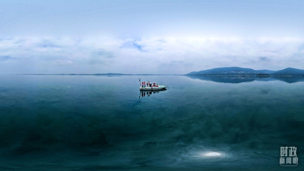 丹江口水庫(kù)，工作人員正在采集水樣。（總臺(tái)國(guó)廣記者李晉拍攝）