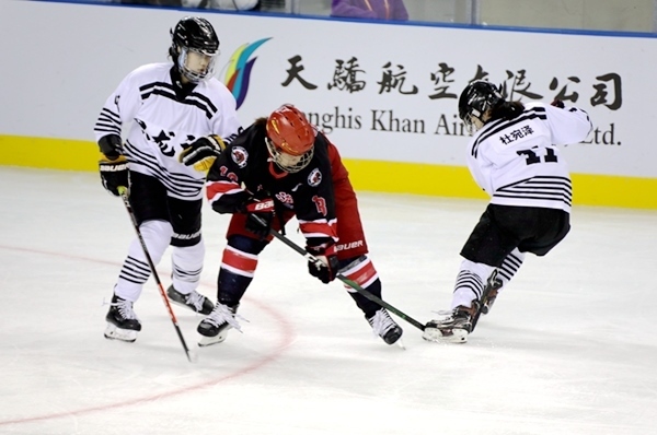 上海隊田博雅(中)與黑龍江隊杜宛澤爭搶。人民網(wǎng)記者 胡雪蓉攝