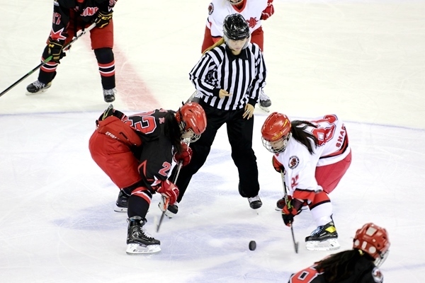 北京隊(duì)球員呂悅(左)與上海隊(duì)球員黃滟爭(zhēng)球。人民網(wǎng)記者 胡雪蓉?cái)z