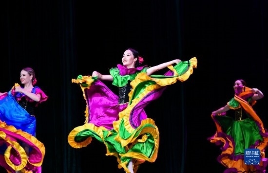 7月21日，哈薩克斯坦薩爾塔納國家舞蹈團(tuán)的演員在演出。