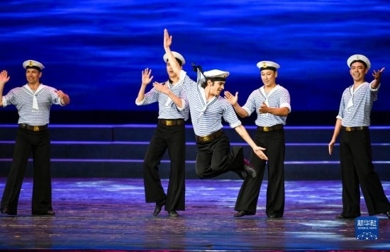 7月21日，哈薩克斯坦薩爾塔納國家舞蹈團(tuán)的演員在演出。