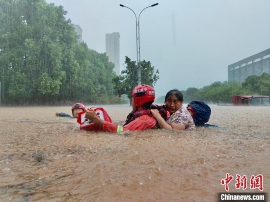湖北咸寧暴雨引發(fā)內澇， 消防營救民眾 朱燕林 攝