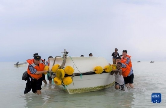 7月21日，中國(guó)海軍“和平方舟”號(hào)醫(yī)院船醫(yī)護(hù)人員涉水登島，前往基里巴斯一診療點(diǎn)。新華社記者 黎云 攝