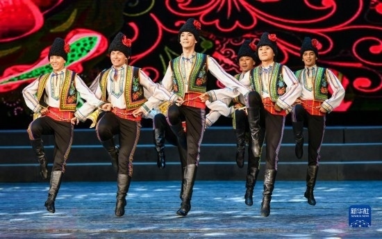 7月21日，哈薩克斯坦薩爾塔納國家舞蹈團(tuán)的演員在演出。