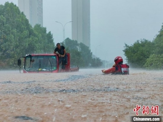 湖北咸寧暴雨引發(fā)內澇，消防營救疏散民眾 朱燕林 攝