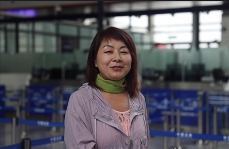 7月22日，曾經(jīng)在老撾瑯勃拉邦工作過3年的加拿大華僑孫月玲乘坐中老鐵路國際旅客列車從中國出境。衛(wèi)海林 攝