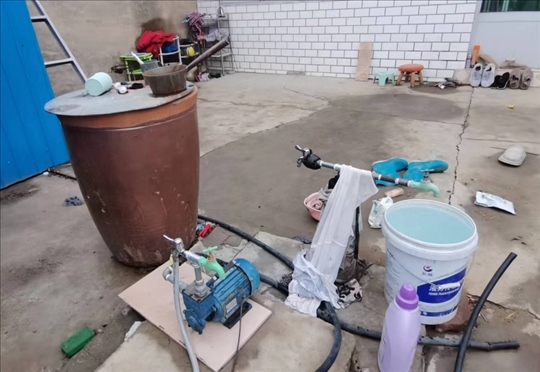 用來(lái)抽水的增壓泵。 人民網(wǎng)記者 金慧慧攝